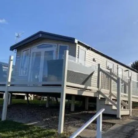 Sleeps 6 With Parking - Pets Welcome * Filey